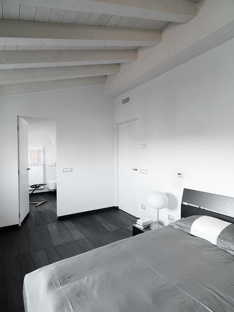 Camera da letto di un attico all’interno di una villa settecentesca, Corte Benedetta, progetto di Nicola Salami architetto