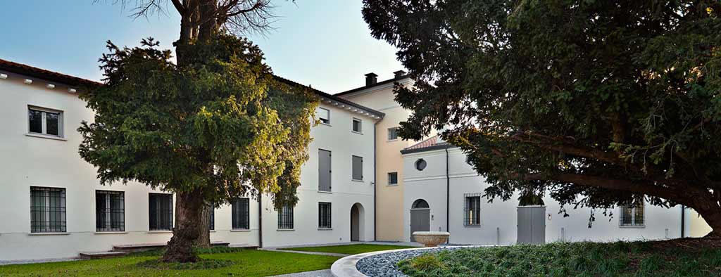 Vista del cortile interno della villa settecentesca Corte Benedetta a Mantova