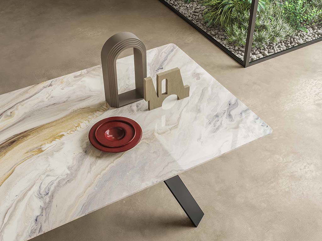 Dettaglio del tavolo con piano in marmo modello Dioniso di Mille997