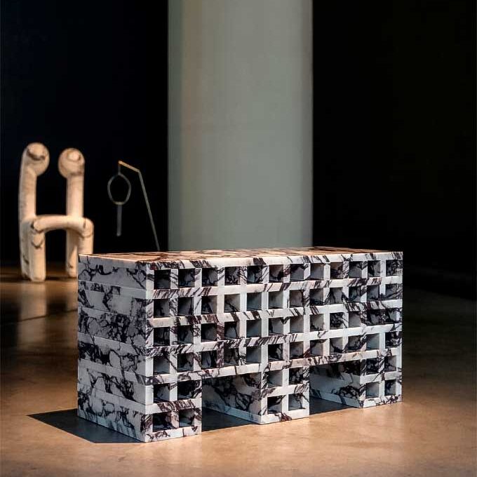 Tavolino modello Archivio ricavato da un’unica lastra di recupero di marmo Calacatta viola