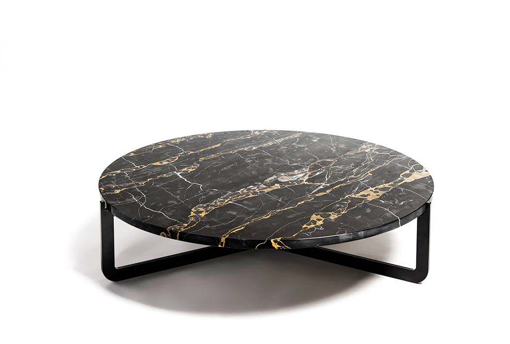 Tavolo modello Kronos con piano in marmo nero, con vene tendenti all’oro, chiamato Portoro di Mille997
