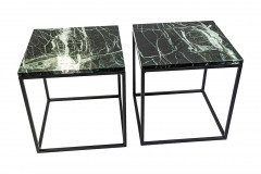 Tavolini Eos by Mille997 con piano in marmo italiano Verde Saint Denis con venature bianche, la  base è in metallo verniciato di nero.