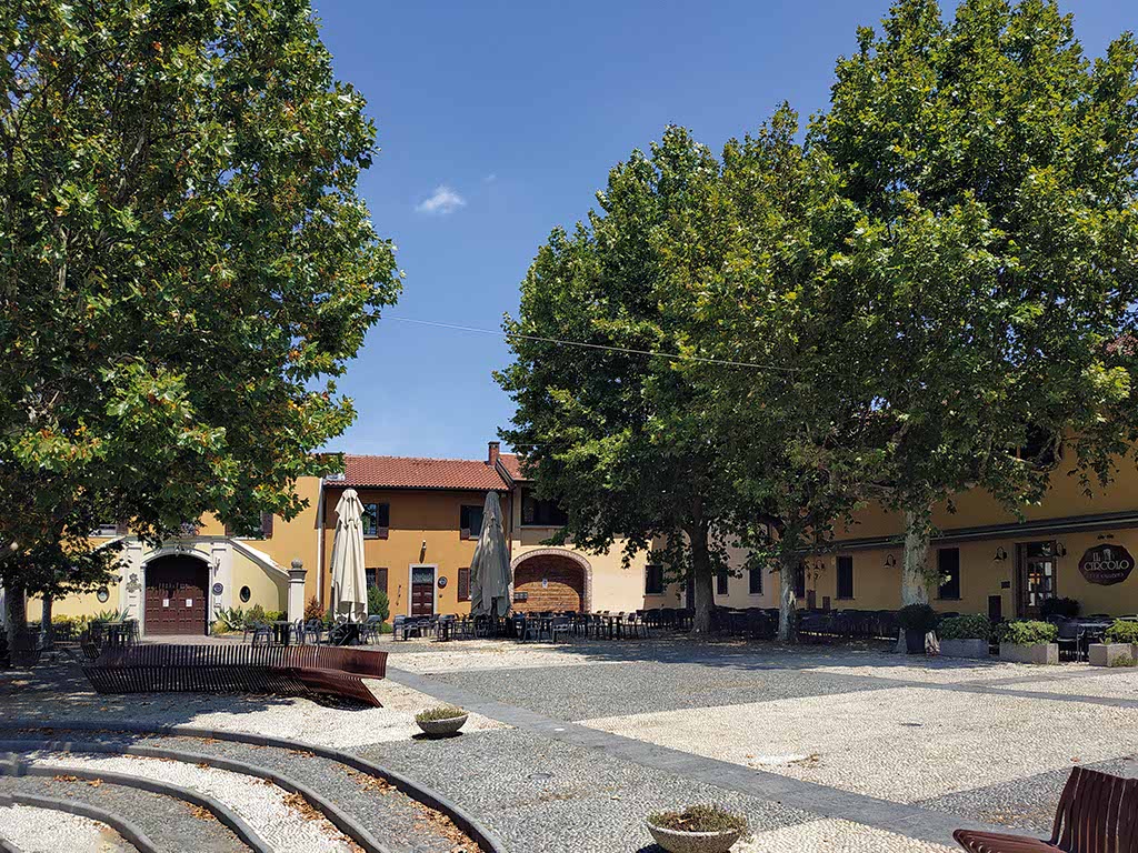 Belvedere di Tornavento, Piazza Parravicino