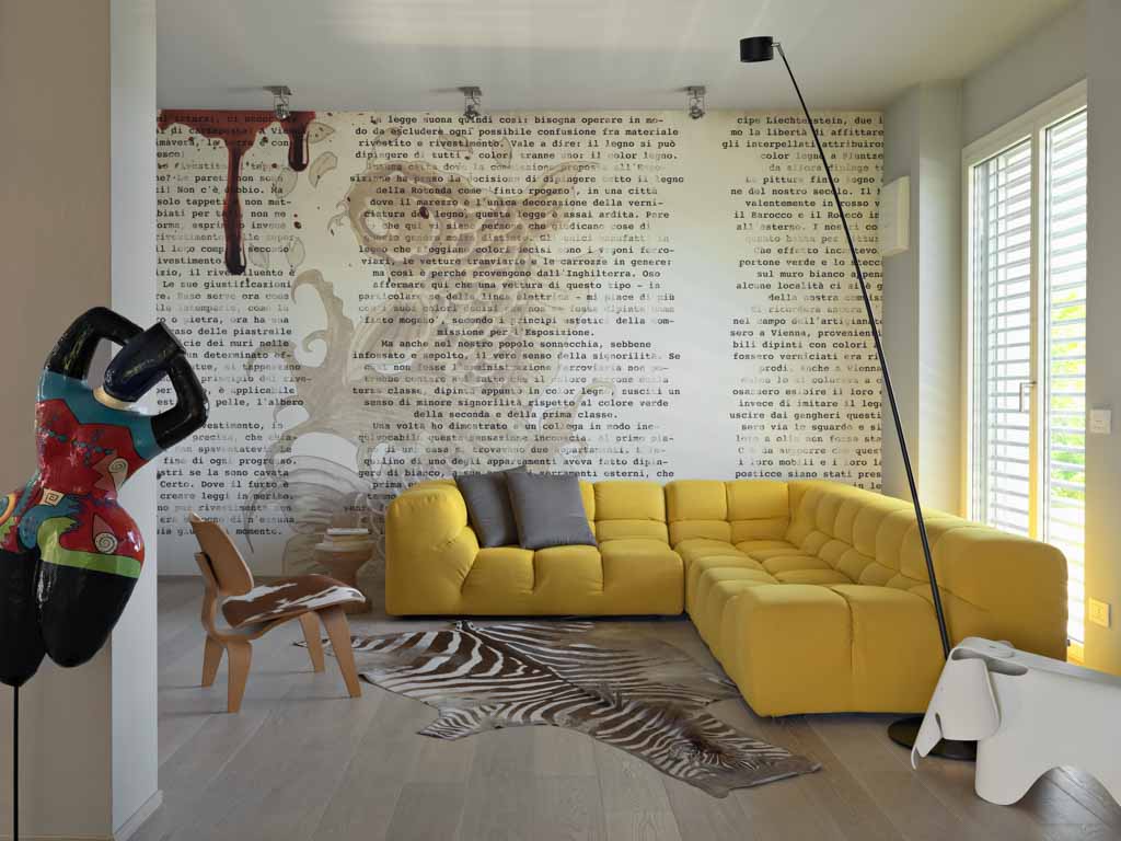 divano componibile Tufty-Time di Patricia Urquiola per B&B Italia, la  parete di fondo è rivestita con carta da parati  di Gio Pagani per Wall&Decò