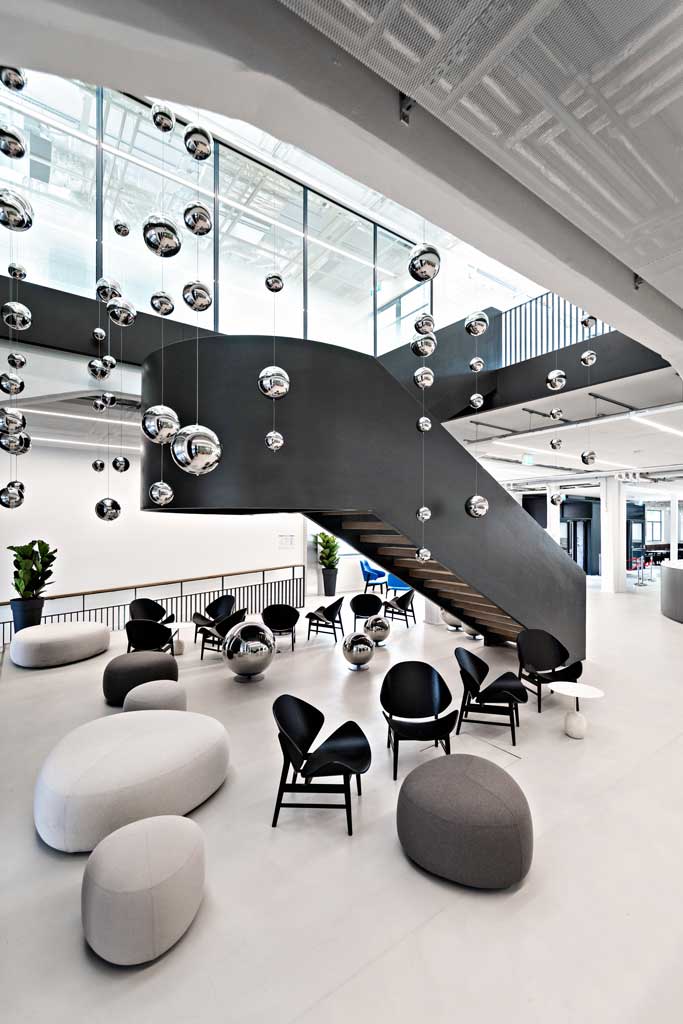 Interno dell'ex stabilimento Richard Ginori progetto dello studio BDG in collaborazione con l'italiano 967 Arch,   pavimentazione sopraelevata Nesite