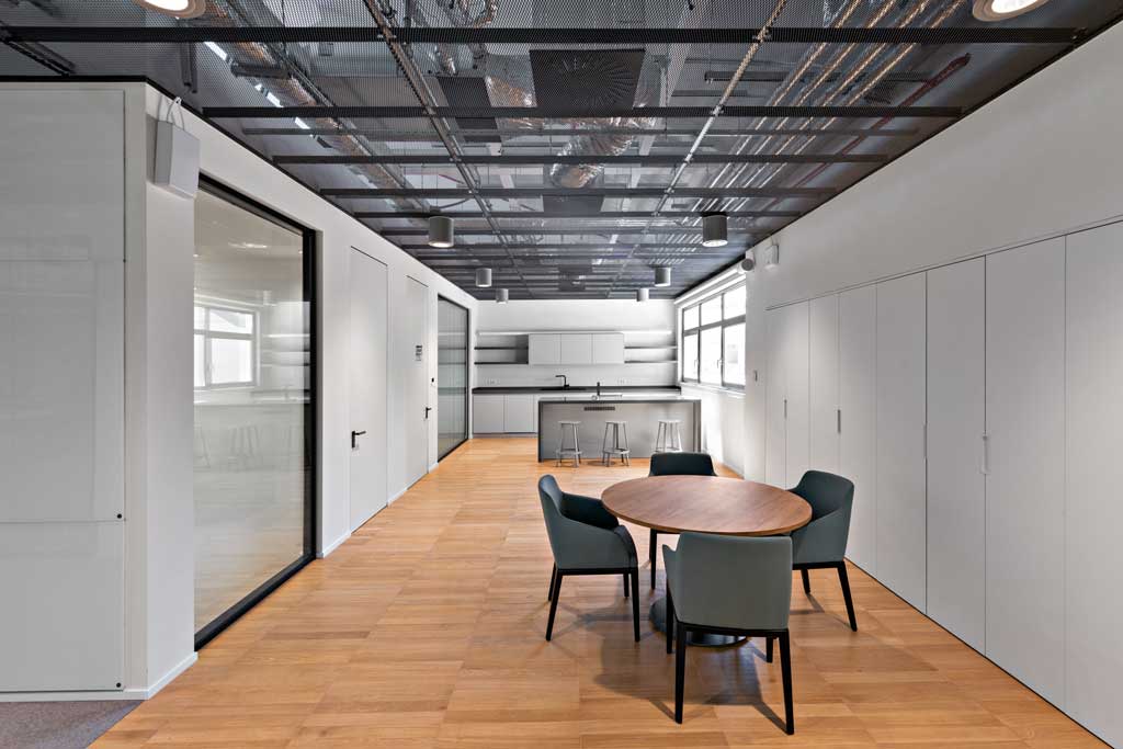 Interno dell'ex stabilimento Richard Ginori progetto dello studio BDG in collaborazione con l'italiano 967 Arch,   pavimentazionie sopraelevata Nesite