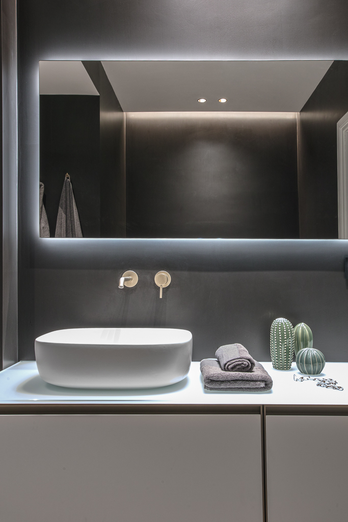 Close-up of a modern countertop washbasin with sleek faucet and large mirror in a contemporary bathroom. Minimalist interior design, luxury home concept, and elegant décor                                            PROGETTO ARCH. CATERINA PEGAZZANO                                    GETTY IMAGES 2282949444       ALAMY RF 3E95FB0 4/2026