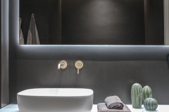 Close-up of a modern countertop washbasin with sleek faucet and large mirror in a contemporary bathroom. Minimalist interior design, luxury home concept, and elegant décor                                            PROGETTO ARCH. CATERINA PEGAZZANO                                    GETTY IMAGES 2282949444       ALAMY RF 3E95FB0 4/2026