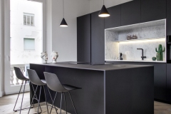 Modern matte black lacquered kitchen interior with island unit and stools in the foreground, full cabinetry visible in the background. Contemporary luxury home design. PROGETTO ARCH. CATERINA PEGAZZANO GETTY IMAGES 2282949427 ALAMY RM 3E95FAR 4/2026