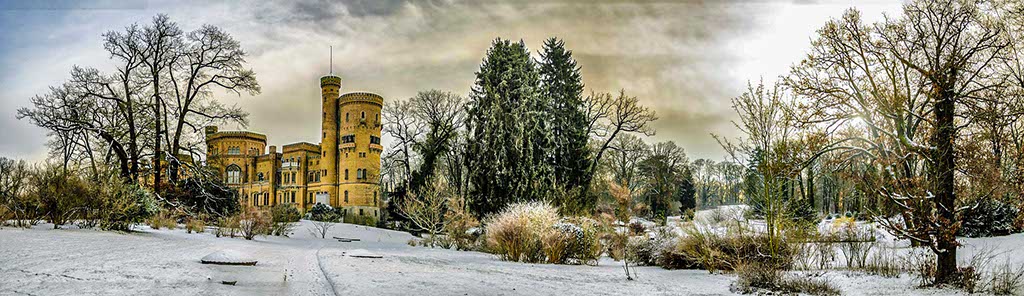 Panorama invernale con antico castello