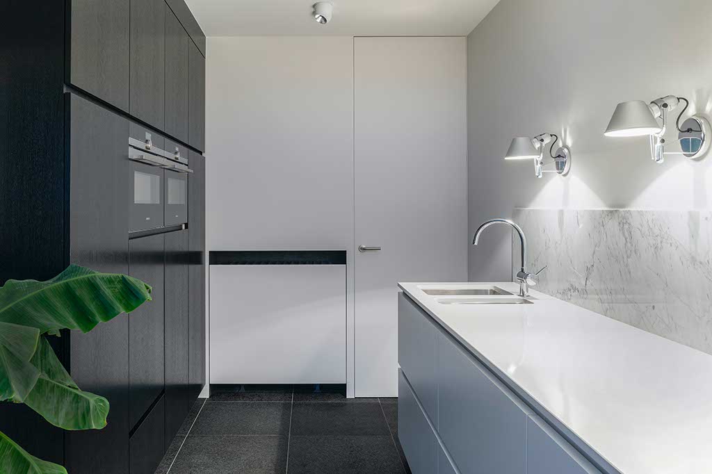 interno di una cucina moderna con porta a scomparsa a filo muro