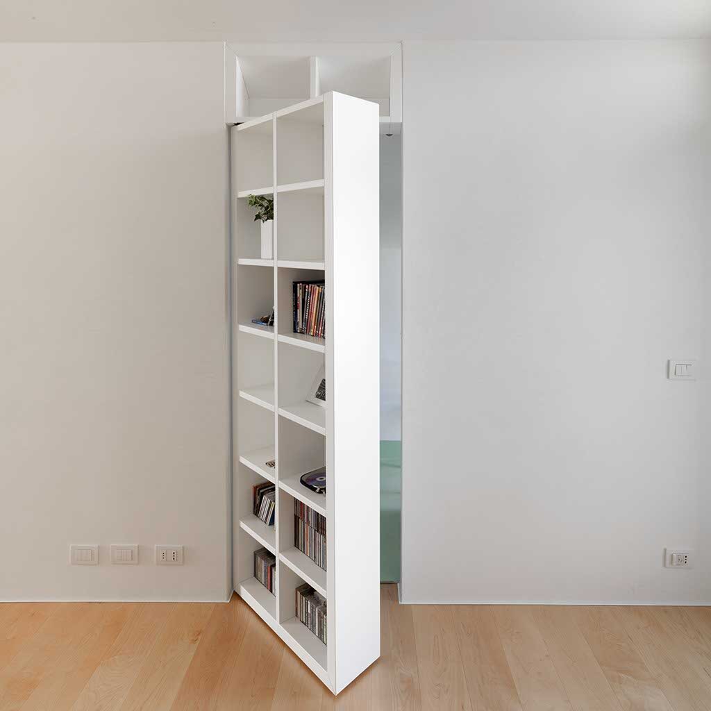 Piccola libreria a filo muro che in realtà è una porta, ph. Adriano Pecchio progetto arch. Melania Fior